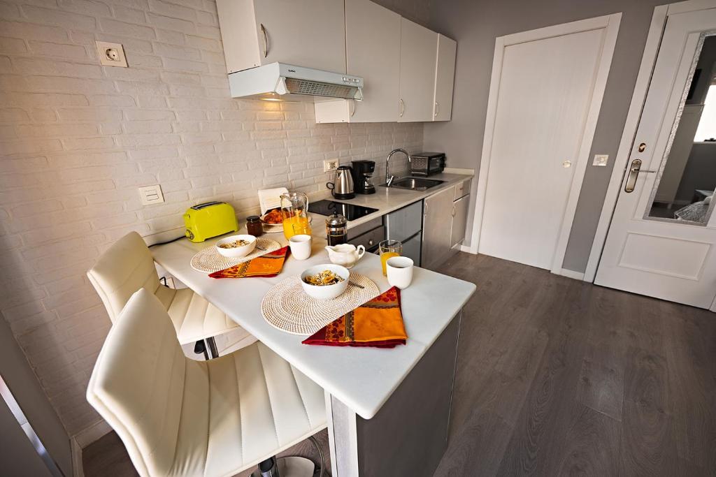 Kuchyňa alebo kuchynka v ubytovaní Apartamentos Infantes 28