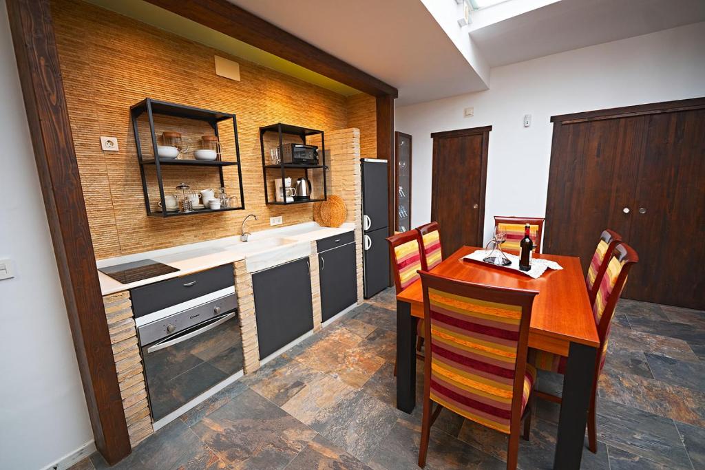 Kuchyňa alebo kuchynka v ubytovaní Apartamentos Infantes 28