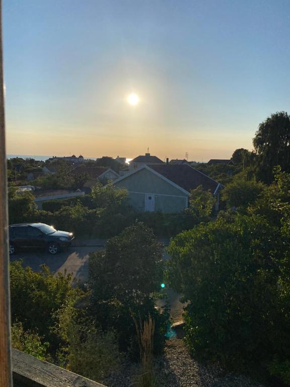 uma vista para o pôr-do-sol a partir da varanda de uma casa em Fin lägenhet i hjärtat av Mölle em Mölle