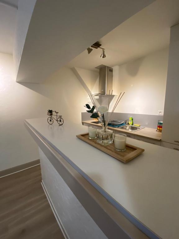 cocina con paredes blancas y encimera blanca en L’escale Commingeoise, en Saint-Gaudens