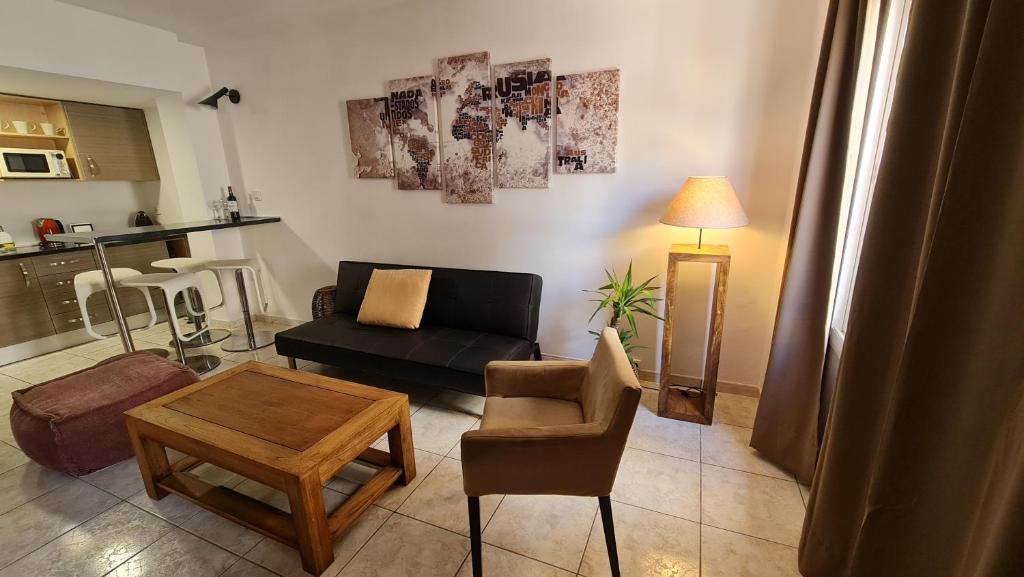 A seating area at TREBOL Apartamentos Benalmádena