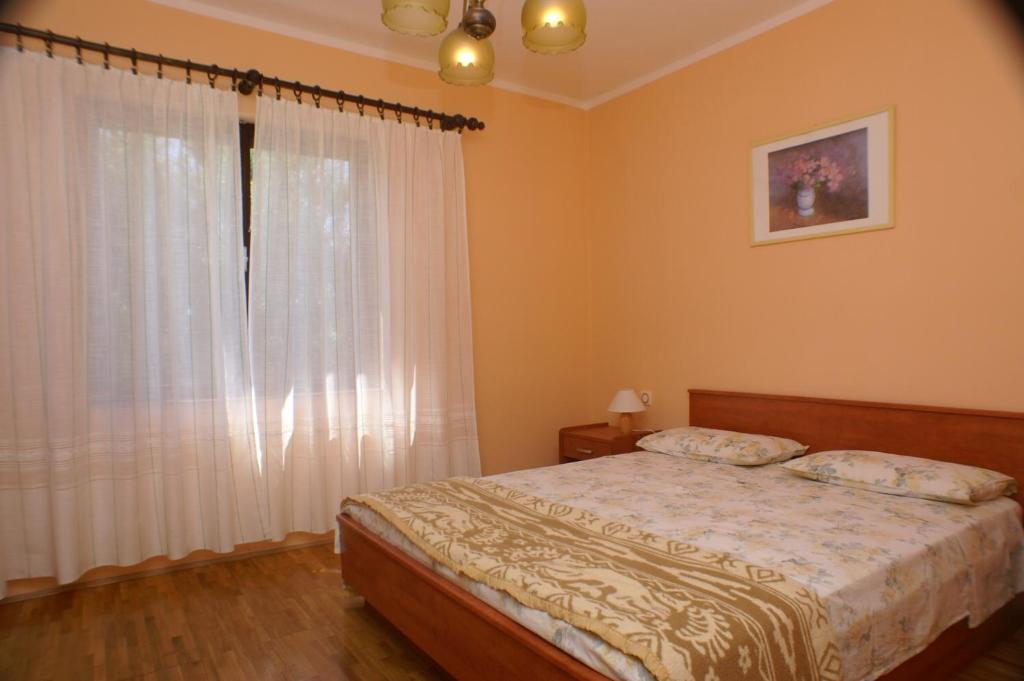 Postel nebo postele na pokoji v ubytování Family friendly seaside apartments Povljana, Pag - 230