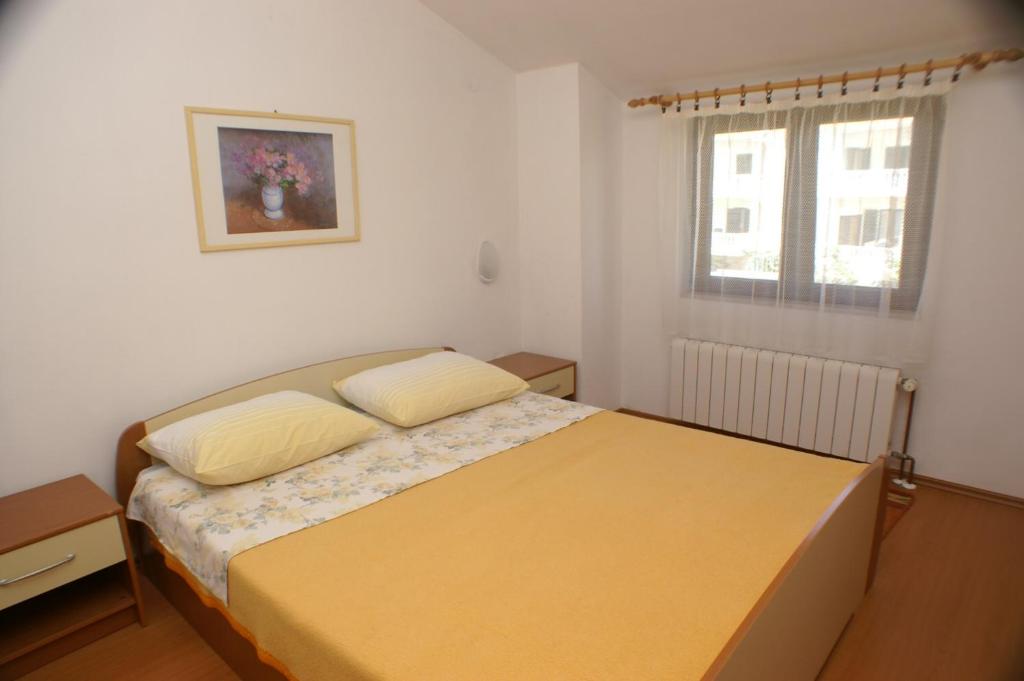 Postel nebo postele na pokoji v ubytování Family friendly seaside apartments Povljana, Pag - 230