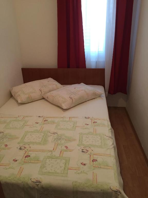 Łóżko lub łóżka w pokoju w obiekcie Apartments by the sea Stara Novalja, Pag - 234