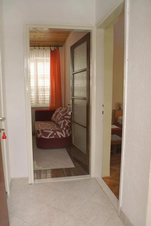Łóżko lub łóżka w pokoju w obiekcie Apartments by the sea Stara Novalja, Pag - 234