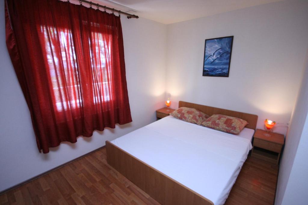 Łóżko lub łóżka w pokoju w obiekcie Apartments with a parking space Povljana, Pag - 229