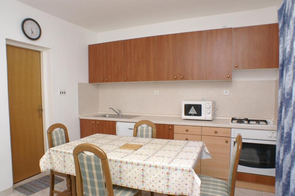 Kuchnia lub aneks kuchenny w obiekcie Apartments with a parking space Povljana, Pag - 229