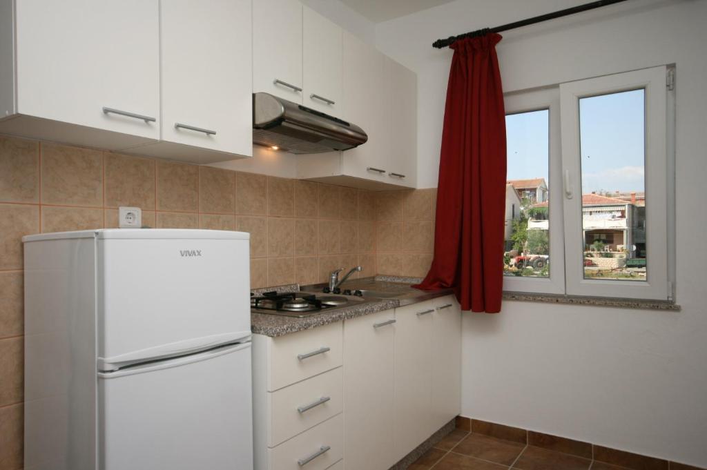 Kuchnia lub aneks kuchenny w obiekcie Apartments with a parking space Povljana, Pag - 229