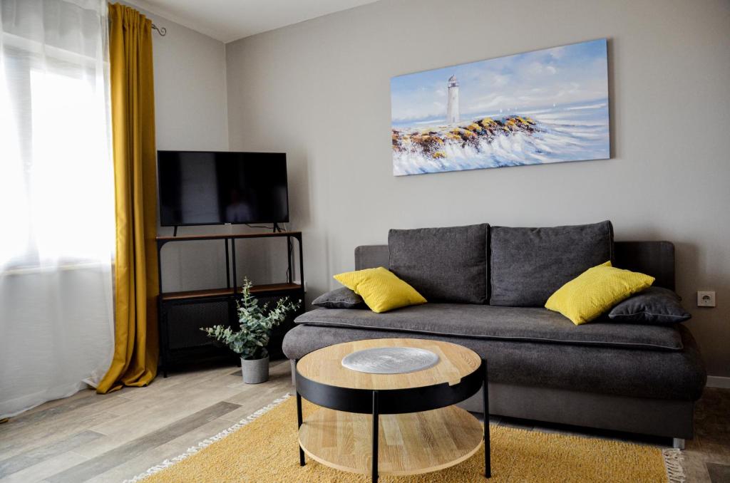 salon z kanapą i stołem w obiekcie Family friendly apartments with a swimming pool Povljana, Pag - 244 w mieście Povljana