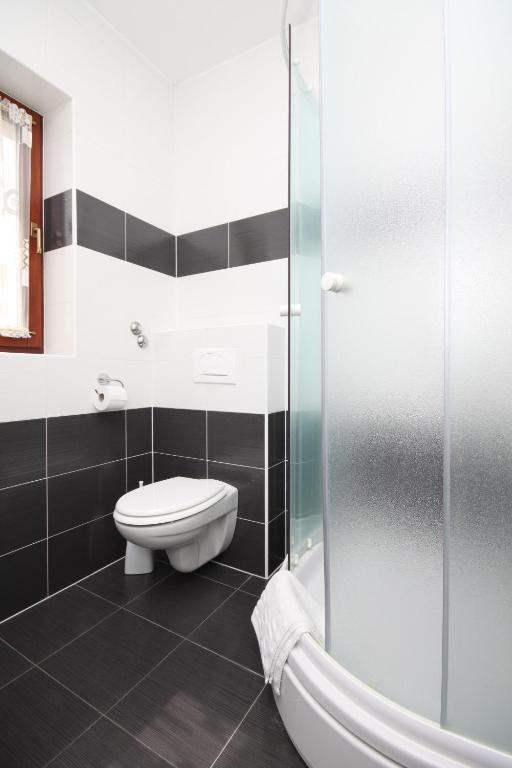Łazienka w obiekcie Family friendly apartments with a swimming pool Povljana, Pag - 244