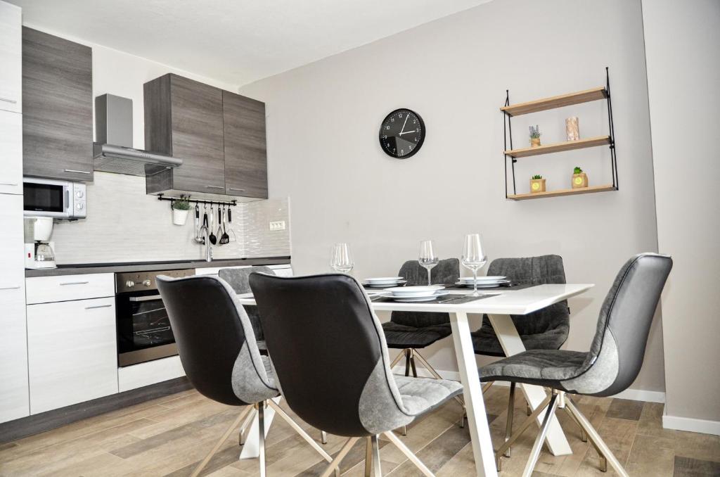 Kuchnia lub aneks kuchenny w obiekcie Family friendly apartments with a swimming pool Povljana, Pag - 244