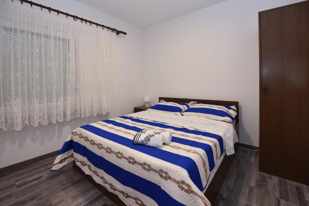 Postel nebo postele na pokoji v ubytování Apartments by the sea Stara Novalja, Pag - 235