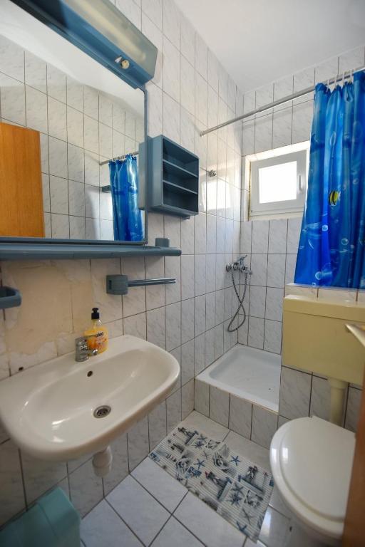 Koupelna v ubytování Apartments by the sea Stara Novalja, Pag - 235