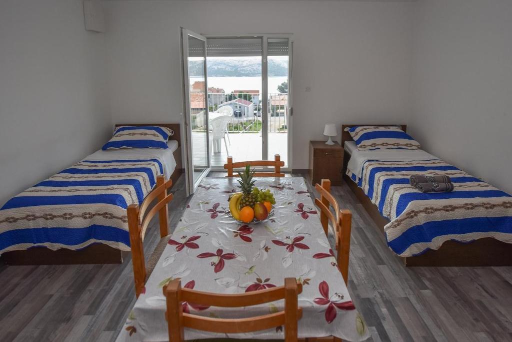 Postel nebo postele na pokoji v ubytování Apartments by the sea Stara Novalja, Pag - 235