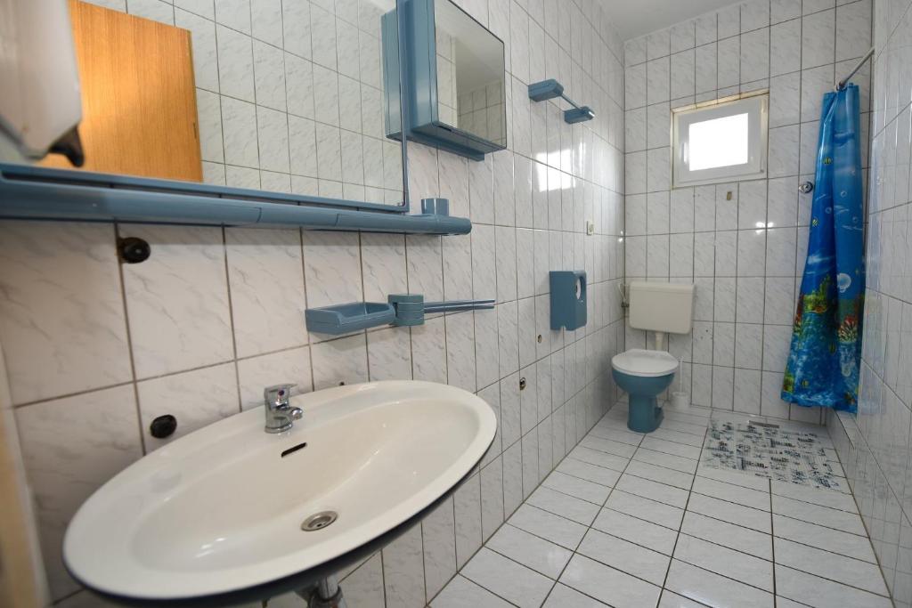 Koupelna v ubytování Apartments by the sea Stara Novalja, Pag - 235