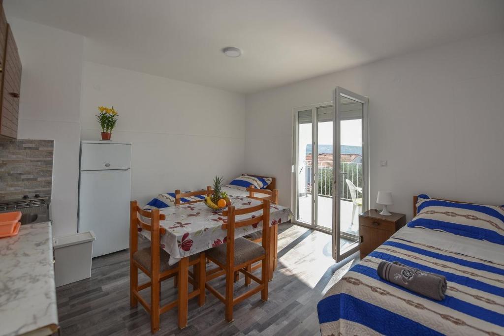 Postel nebo postele na pokoji v ubytování Apartments by the sea Stara Novalja, Pag - 235