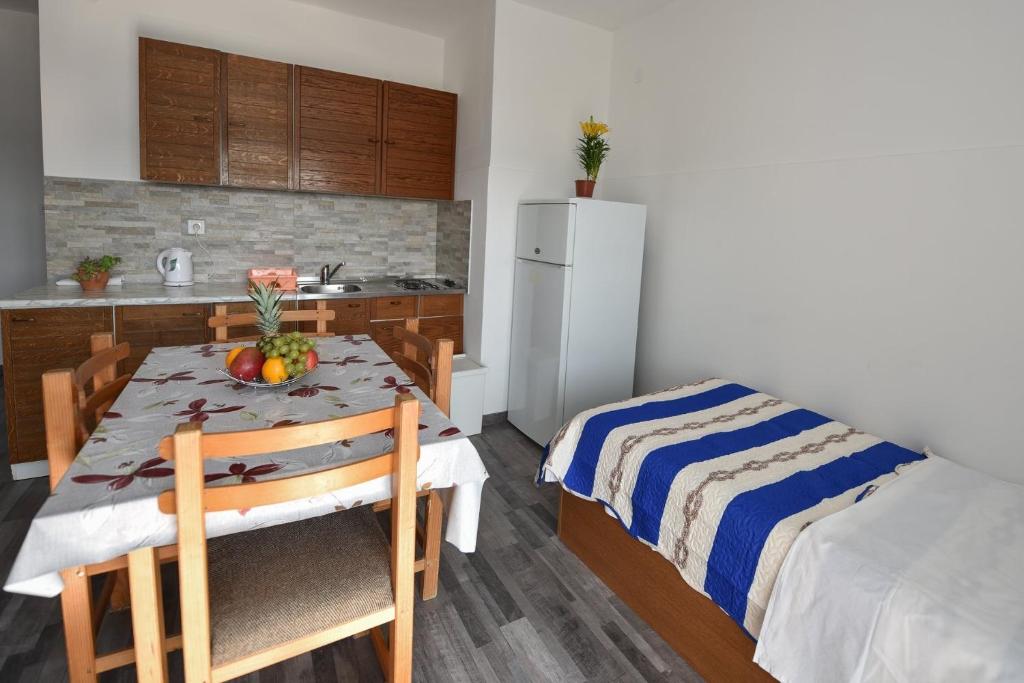 Kuchyň nebo kuchyňský kout v ubytování Apartments by the sea Stara Novalja, Pag - 235