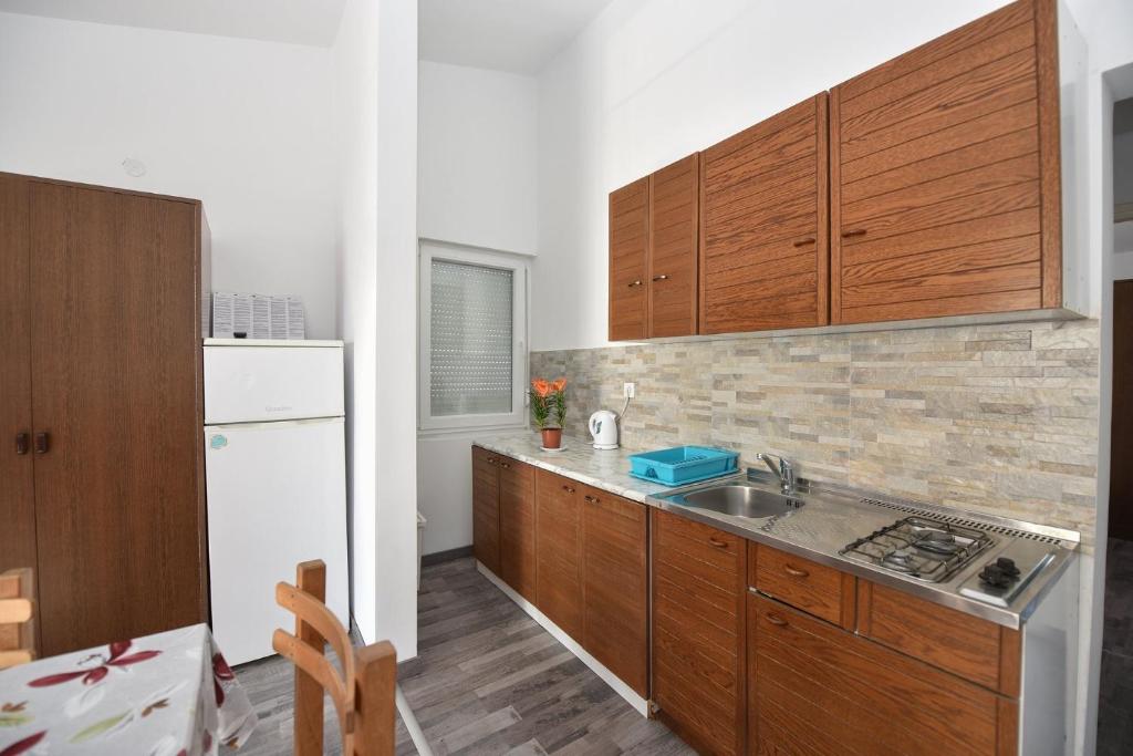 Kuchyň nebo kuchyňský kout v ubytování Apartments by the sea Stara Novalja, Pag - 235