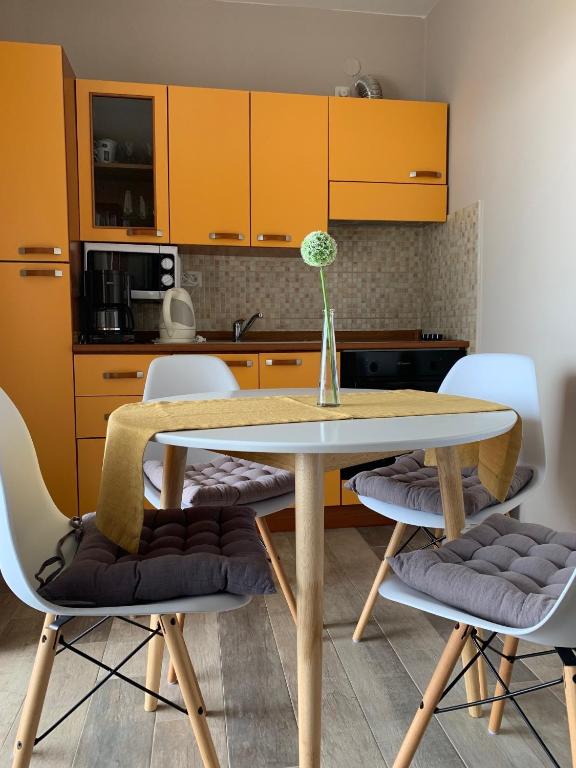 Kuchnia lub aneks kuchenny w obiekcie Family friendly apartments with a swimming pool Povljana, Pag - 244