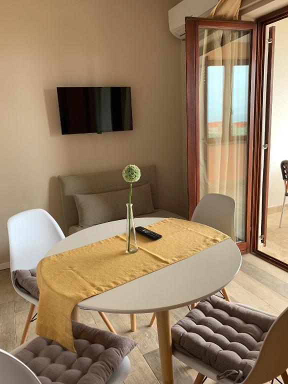 Telewizja i/lub zestaw kina domowego w obiekcie Family friendly apartments with a swimming pool Povljana, Pag - 244