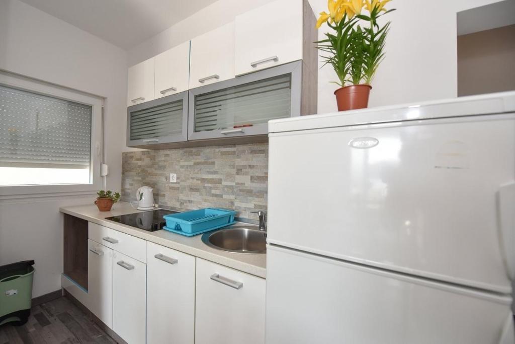Kuchyň nebo kuchyňský kout v ubytování Apartments by the sea Stara Novalja, Pag - 235