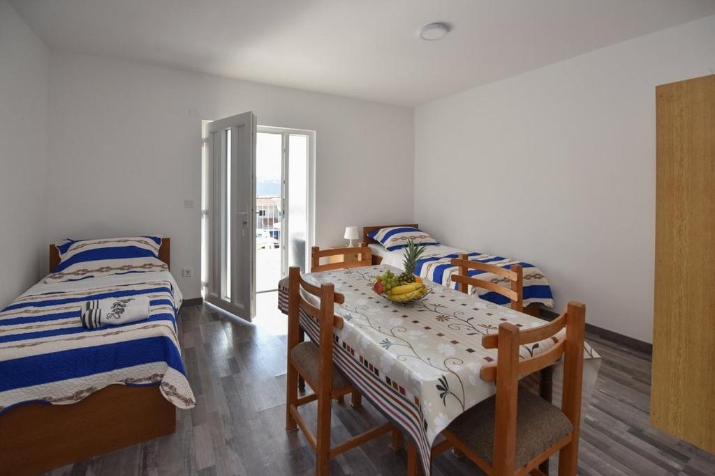 Postel nebo postele na pokoji v ubytování Apartments by the sea Stara Novalja, Pag - 235