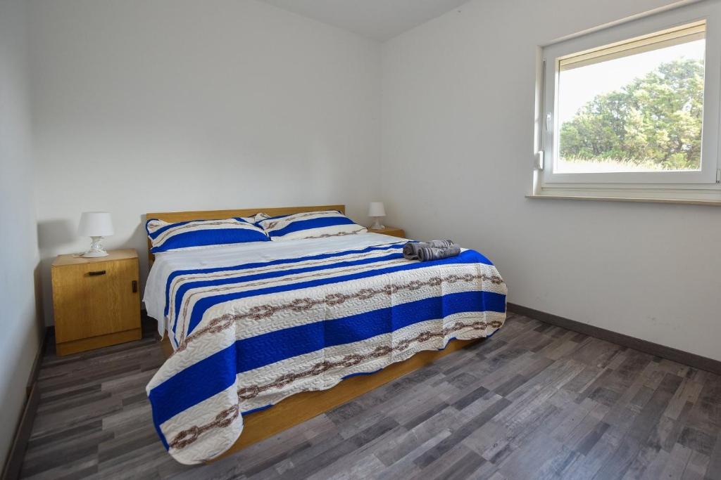 Postel nebo postele na pokoji v ubytování Apartments by the sea Stara Novalja, Pag - 235