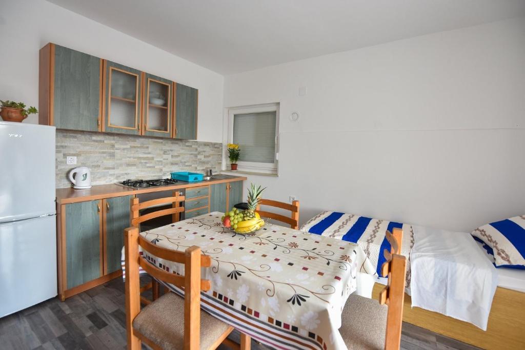 Kuchyň nebo kuchyňský kout v ubytování Apartments by the sea Stara Novalja, Pag - 235