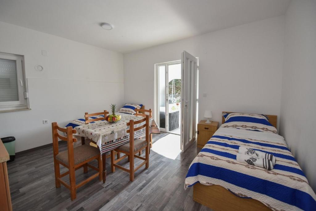 Postel nebo postele na pokoji v ubytování Apartments by the sea Stara Novalja, Pag - 235