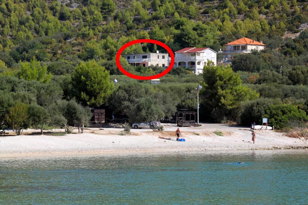 a red circle on a beach next to the water at Apartment Prizba 219b in Prizba