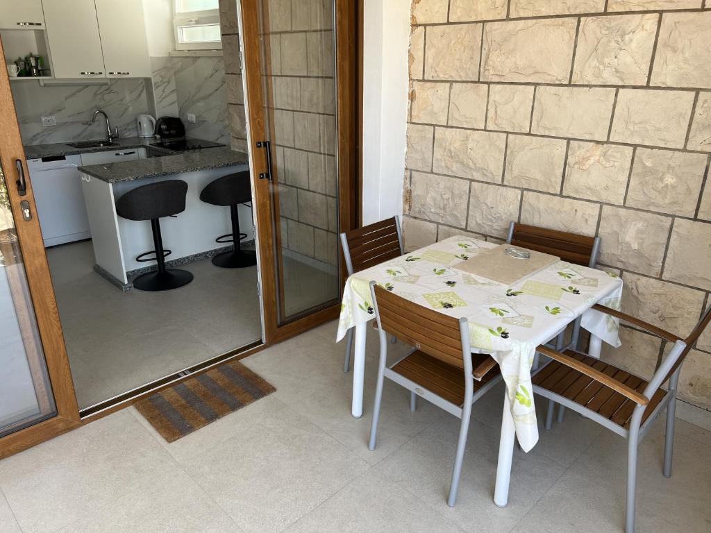 Kuchyň nebo kuchyňský kout v ubytování Apartments by the sea Kneza, Korcula - 168