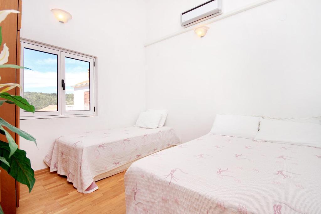 Postel nebo postele na pokoji v ubytování Apartments by the sea Kneza, Korcula - 168