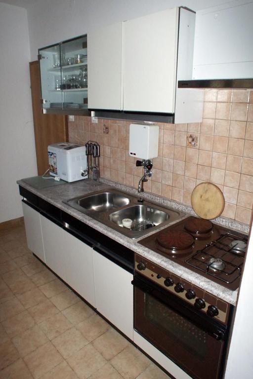 Kuchyň nebo kuchyňský kout v ubytování Apartments by the sea Kneza, Korcula - 168