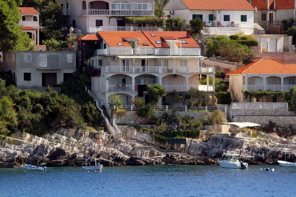 grupa domów na wzgórzu obok wody w obiekcie Apartments by the sea Zavalatica, Korcula - 182 w mieście Zavalatica