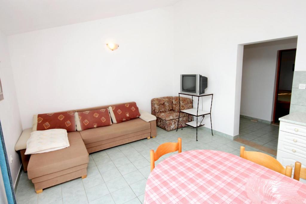 Televízia a/alebo spoločenská miestnosť v ubytovaní Apartments by the sea Zavalatica, Korcula - 247