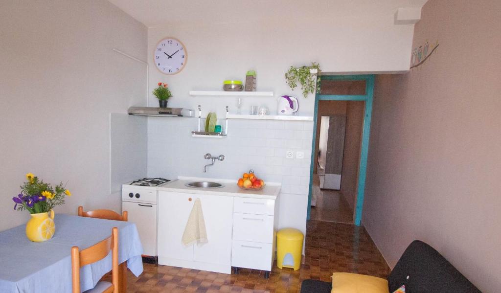 Kuchyňa alebo kuchynka v ubytovaní Apartments by the sea Zavalatica, Korcula - 247