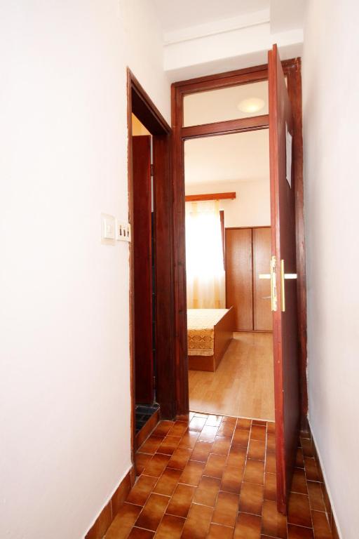 Kúpeľňa v ubytovaní Apartments by the sea Zavalatica, Korcula - 247