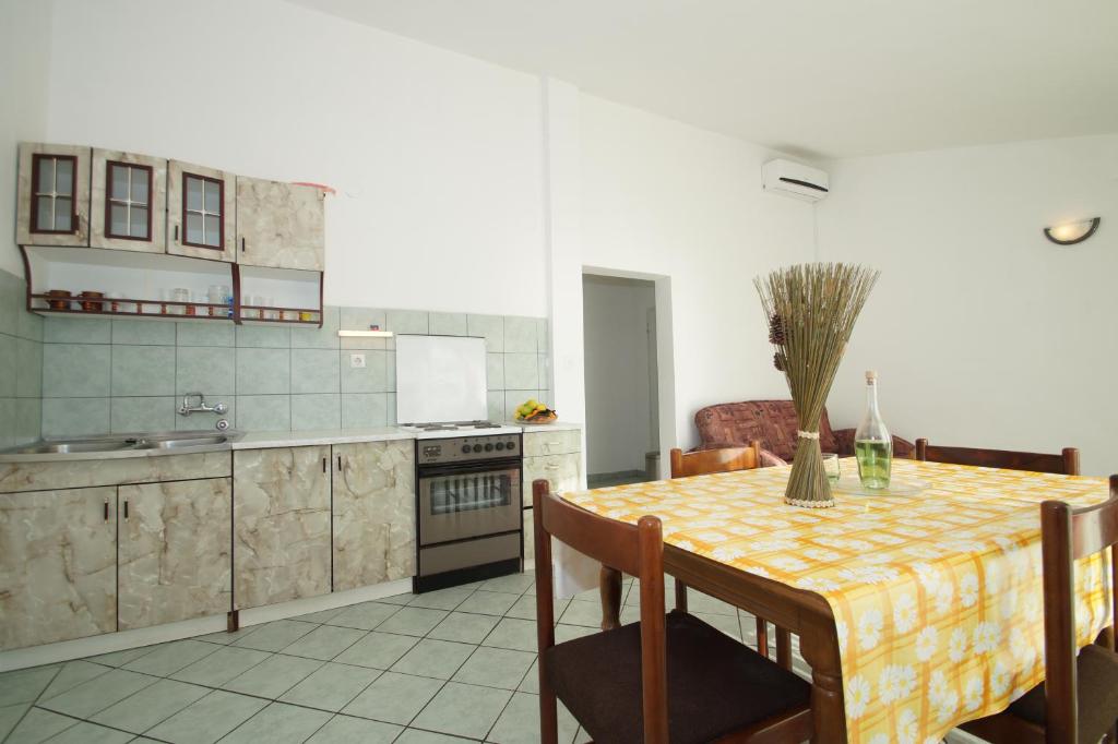 Kuchyňa alebo kuchynka v ubytovaní Apartments by the sea Zavalatica, Korcula - 247