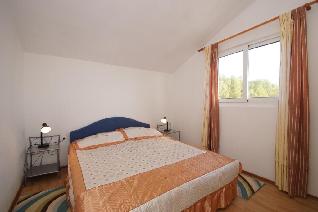 Posteľ alebo postele v izbe v ubytovaní Apartments by the sea Zavalatica, Korcula - 247
