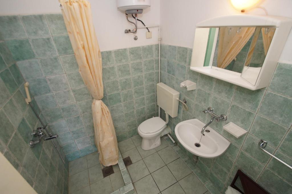 Kúpeľňa v ubytovaní Apartments by the sea Zavalatica, Korcula - 247
