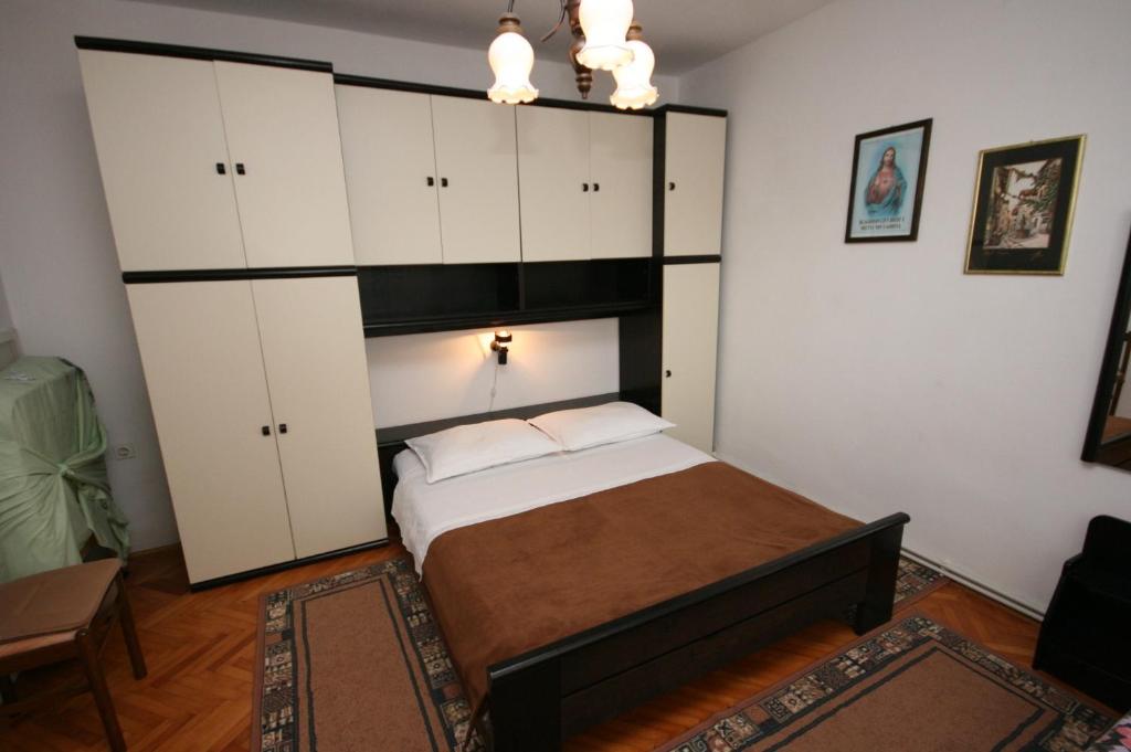 sypialnia z łóżkiem i białymi szafkami w obiekcie Apartments with a parking space Povljana, Pag - 226 w mieście Povljana