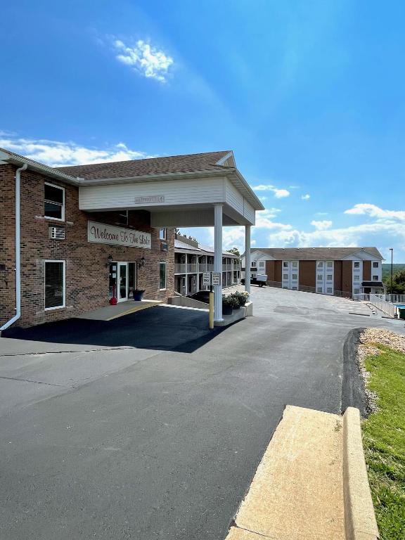 欧塞奇比奇Schmidt's Creek Hotel的建筑物前的空停车场