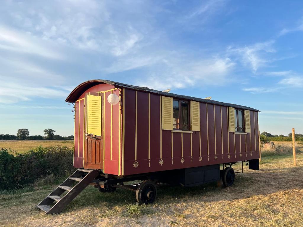 a train car sitting in the middle of a field at La Roulotte Bohème des Grillots in Beaulon