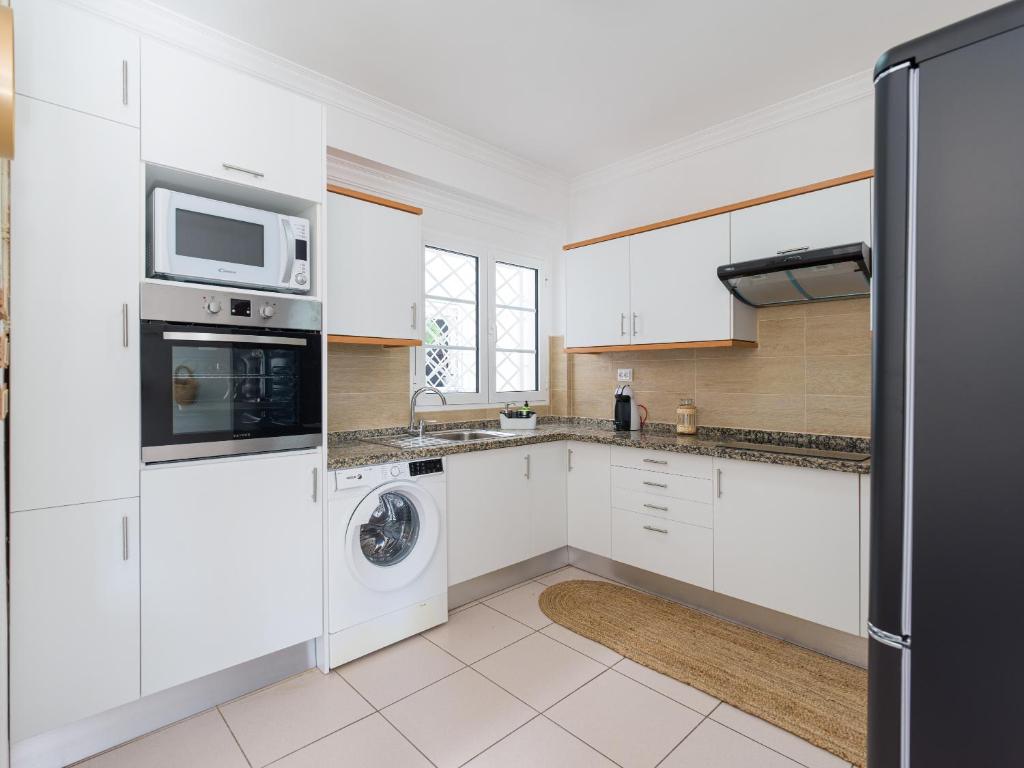 Kuchyňa alebo kuchynka v ubytovaní MoganSol Apartment