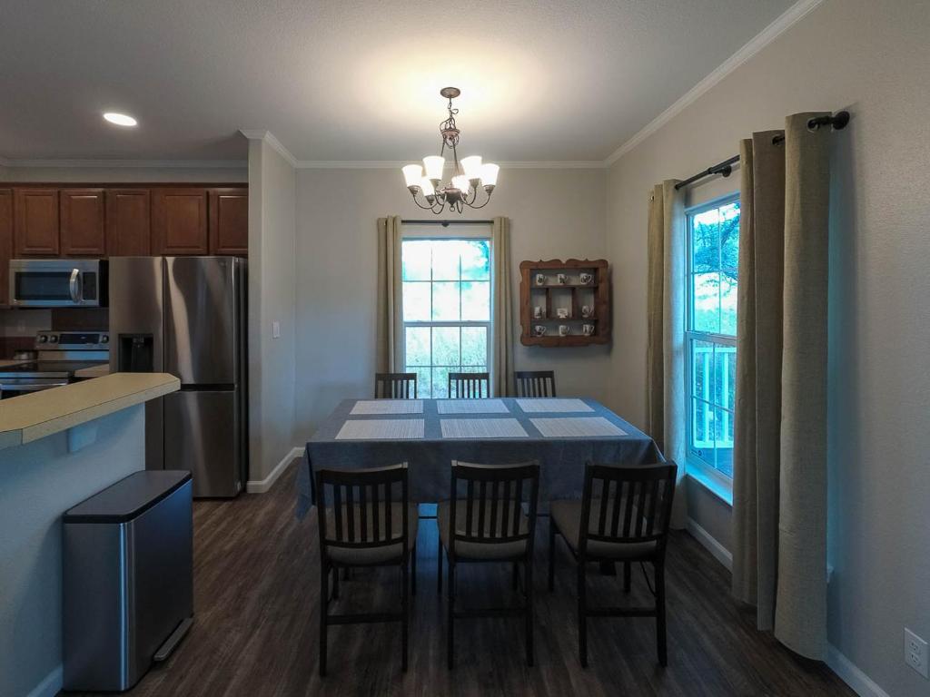 une cuisine et une salle à manger avec une table bleue et des chaises dans l'établissement Luxury cottage near lake Belton - WiFi A/C, à Belton