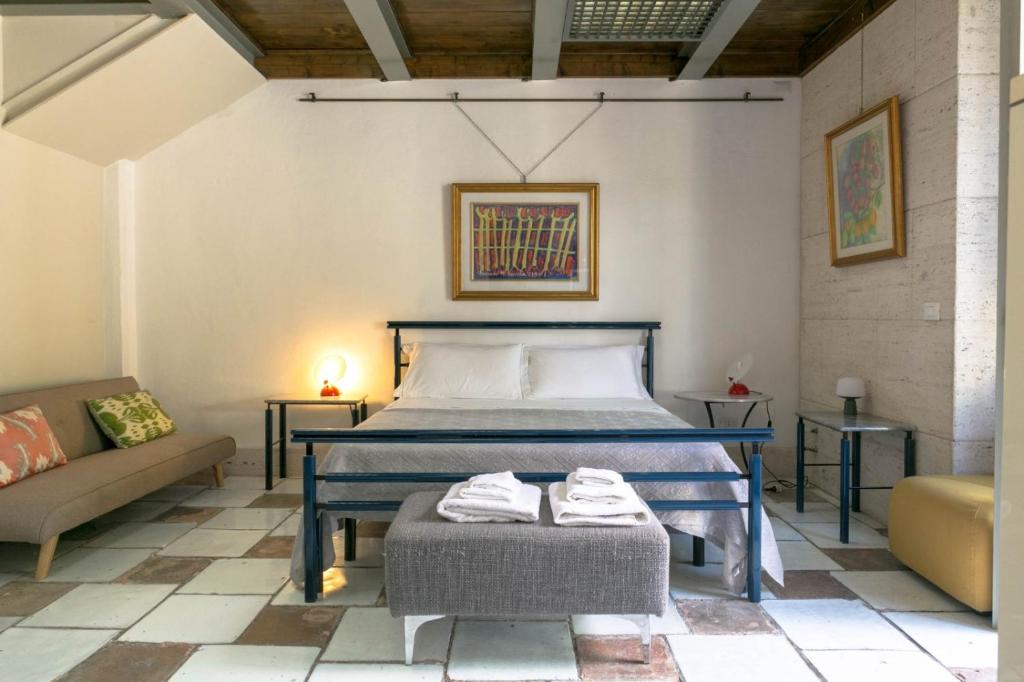una camera con letto e divano di Appartamento piccolo ficheto a Campi Salentina