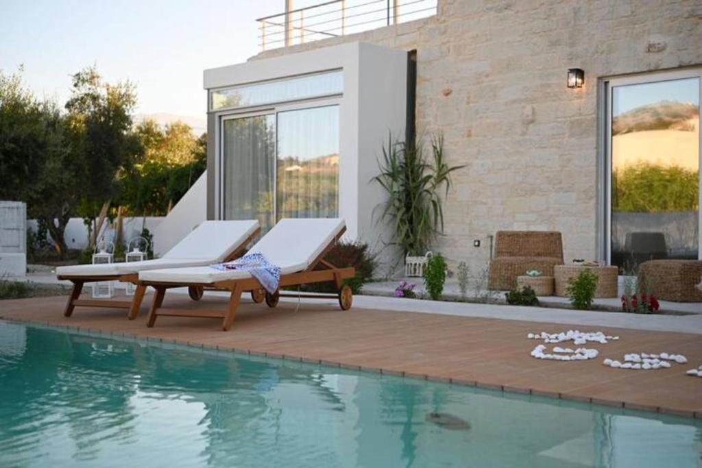 Bazén v ubytovaní Annassa Suites alebo v jeho blízkosti