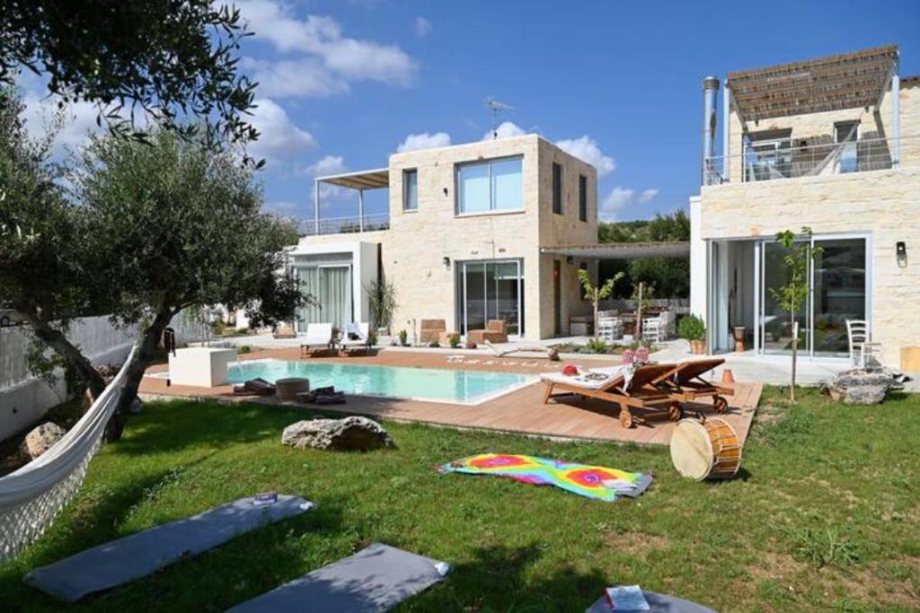 Bazén v ubytovaní Annassa Suites alebo v jeho blízkosti