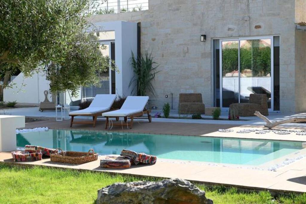 Bazén v ubytovaní Annassa Suites alebo v jeho blízkosti