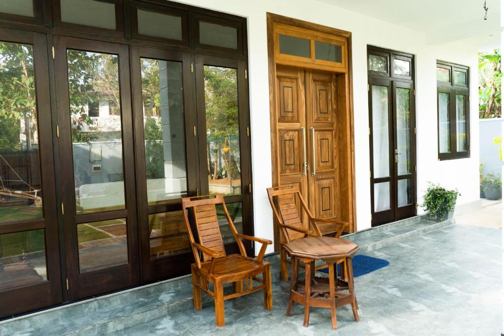 ein paar Stühle auf der Veranda eines Hauses in der Unterkunft Muthu villa in Ambalangoda